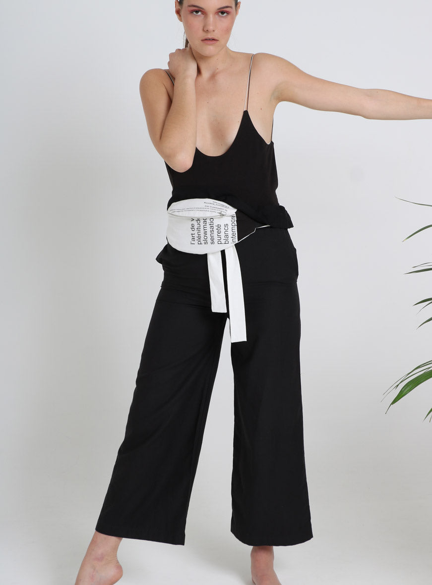 Pantalon large en satin de coton bio avec une taille en voile et une ceinture en contraste