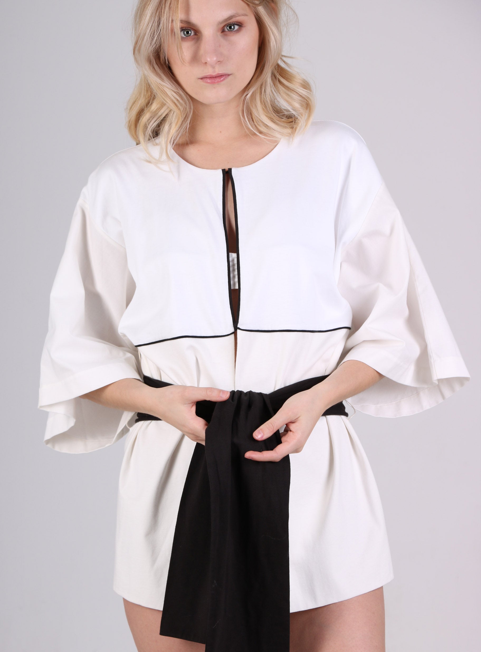 Veste forme kimono en coton bio tri matières, avec une ceinture large en contraste 